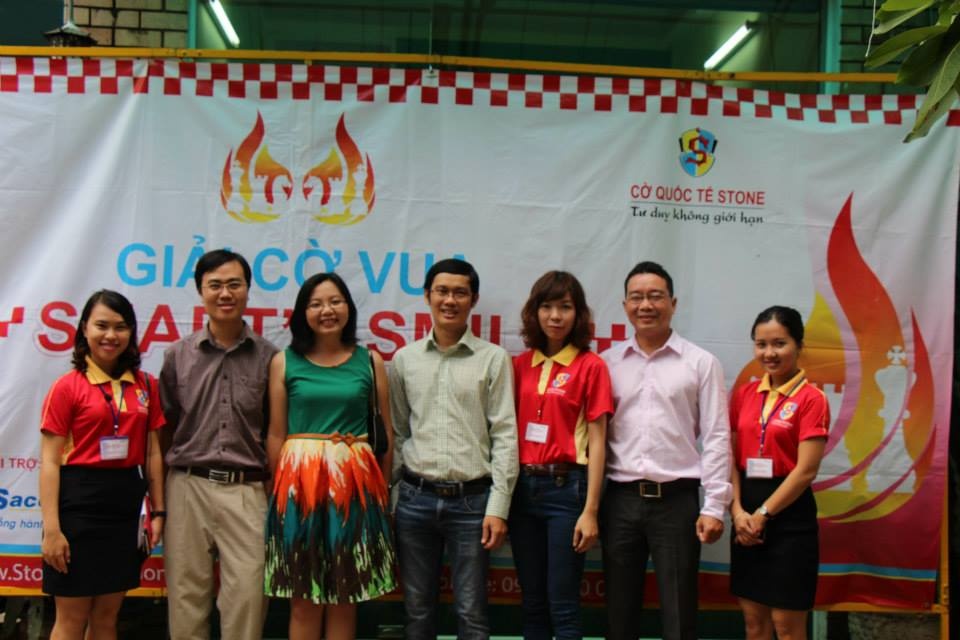 Nữ kỳ thủ Phạm Bích Ngọc (đeo kiếng) cùng ban tổ chức giải cờ vua rất ý nghĩa