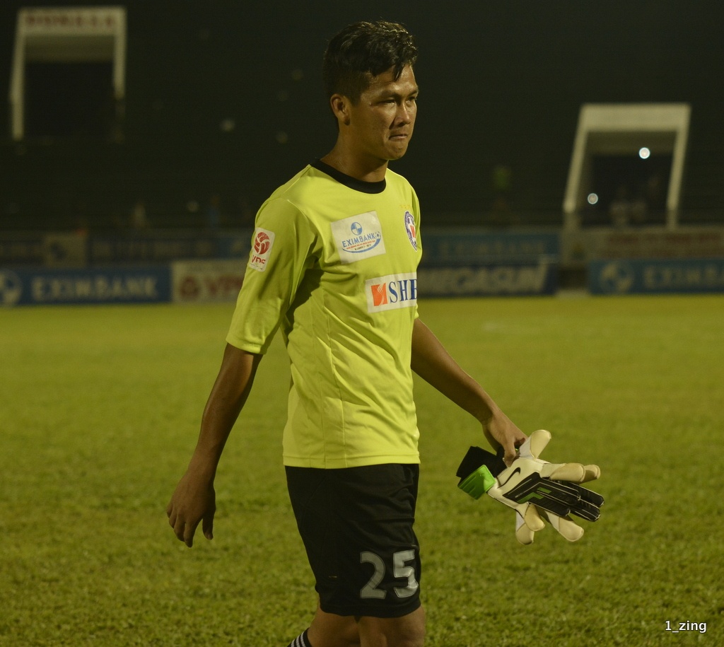 Thủ môn Lê Văn Hưng mắc lỗi lớn trong 2 bàn thua của SHB.Đà Nẵng.