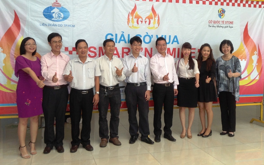 Ban tổ chức giải chụp hình lưu niệm cùng Lê Quang Liêm.