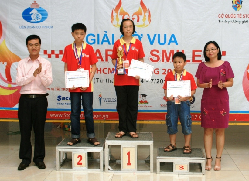 Ngoài giải thưởng là Cup lưu niệm, các em đoạt thứ hạng cao còn nhận được những suất học bổng từ những trung tâm giáo dục danh tiếng.