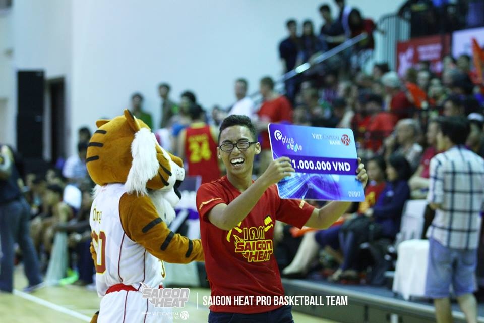 Khán giả đến xem các trận đấu còn Saigon Heat sẽ được tham gia rất nhiều trò chơi hấp dẫn, phần thưởng giá trị cũng như được xem những màn biểu diễn sôi động của nhóm nhảy Saigon Hotgirls.
