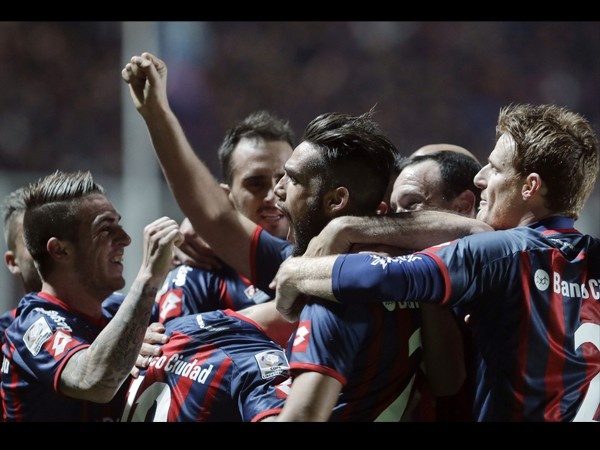 Doi bong cho cau thu dung thuoc… kich duc hinh anh