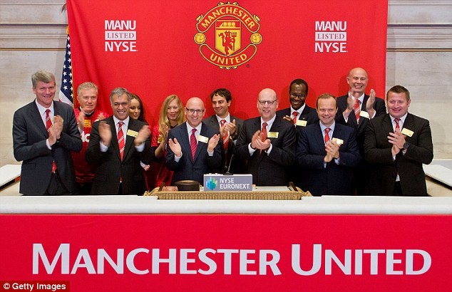 Chu so huu M.U ban co phieu tra no hinh anh