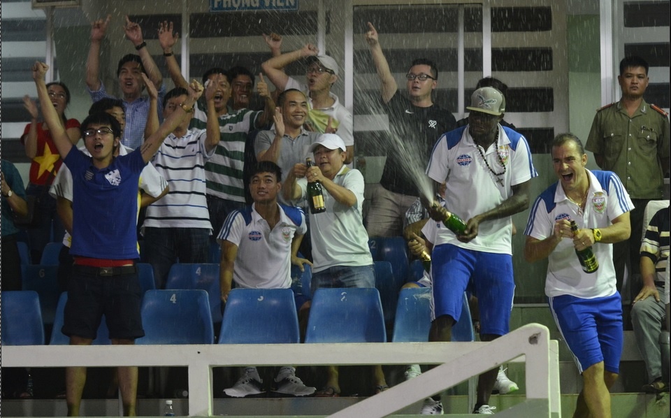 Cau thu B.Binh Duong khui champagne tren san mung chuc VD hinh anh