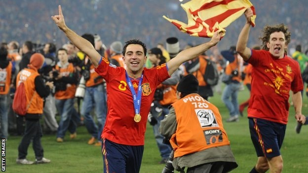 Xavi quyết định chia tay ĐT Tây Ban Nha để toàn tấm cống hiến cho Barca, đội bóng anh vừa quyết định sẽ ở lại thi đấu thêm 1 năm. Ảnh: Getty Images.