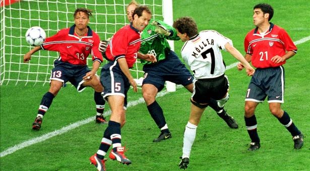 Thomas Dooley đeo băng thủ quân tuyển Mỹ tại World Cup 1998 và đá chính trong tất cả các trận của đội. Ông là một trong những cầu thủ huyền thoại của tuyển Mỹ khi có tên trong nhà lưu danh vào năm 2010.