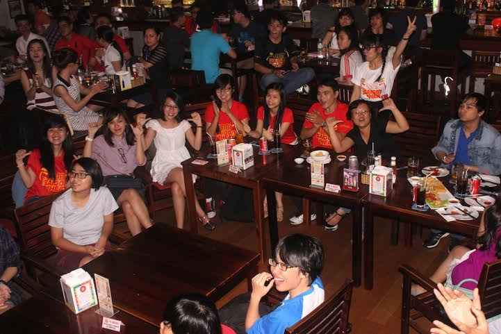 Fan cuồng của Saigon Heat tổ chức offline xem đội thi đấu tại Hogs Breath Cafe ở tòa nhà Bitexco. Đây là nét mới của đội ở mùa bóng năm nay.