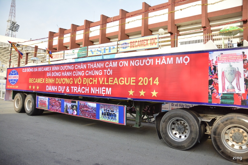 B.Binh Duong dung xe ro mooc ruoc Cup vo dich hinh anh