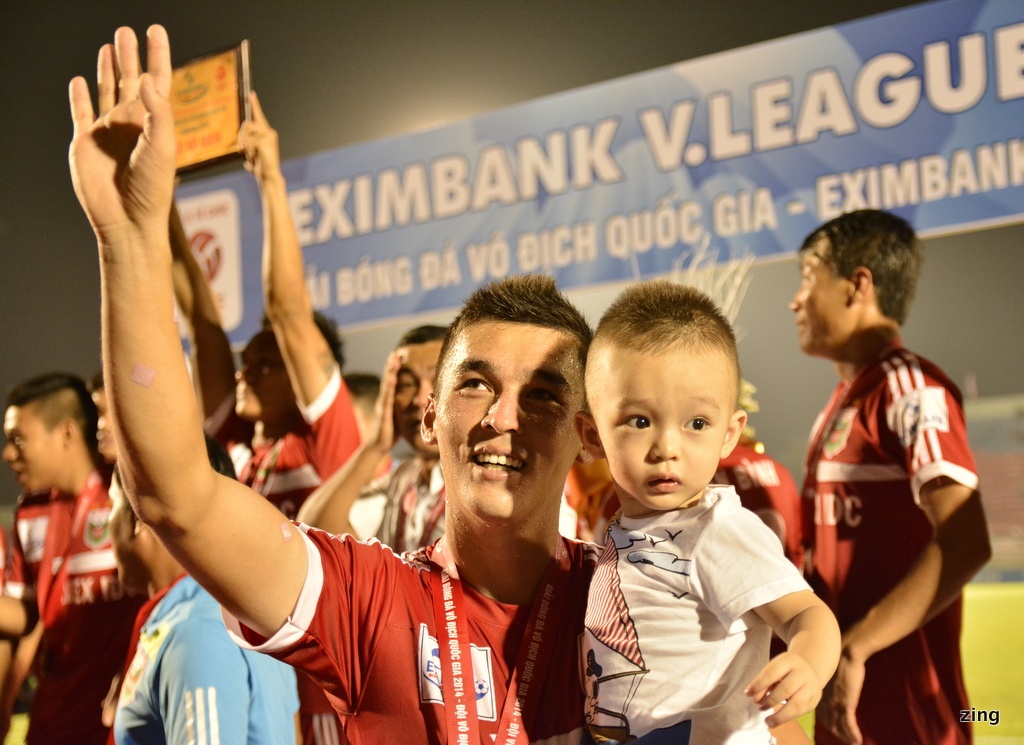 Dan sao B.Binh Duong be con an mung chuc vo dich hinh anh