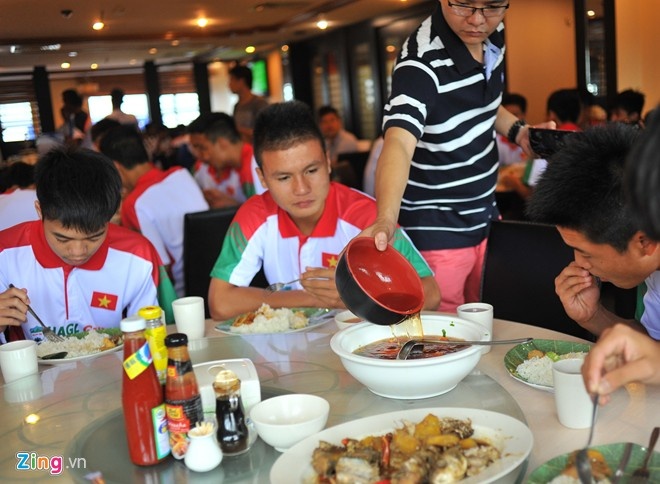 U19 Việt Nam nhận được những điều kiện tốt nhất có thể và sự quan tâm lớn từ NHM. Đây là điều mà những đối thủ như Sinfgapore hay Malaysia không có. Có rất ít thông tin về 2 đội bóng này tại 