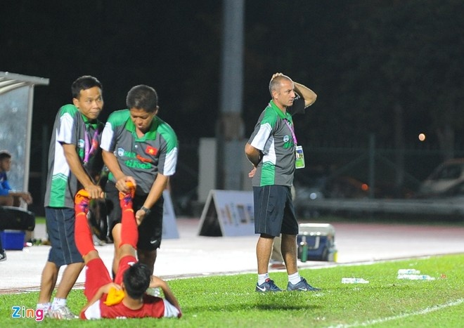 Hậu vệ Ksor Úc bị chuột rút cuối trận, hình ảnh cho thấy thể lực của U19 Việt Nam có vấn đề. Thể lực không phải là thứ có thể cải thiện chỉ sau 1 giải đấu, nó là cả  1 quá trình lâu dài.
