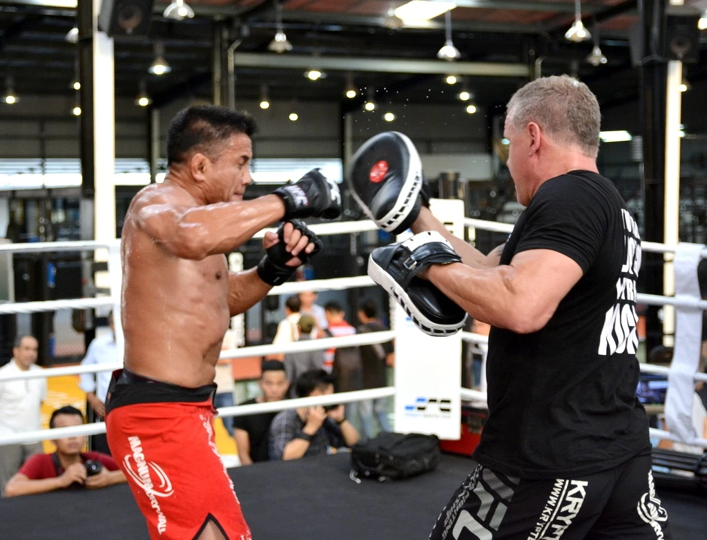 Cung Le dau tap cho ngay thuong dai hinh anh