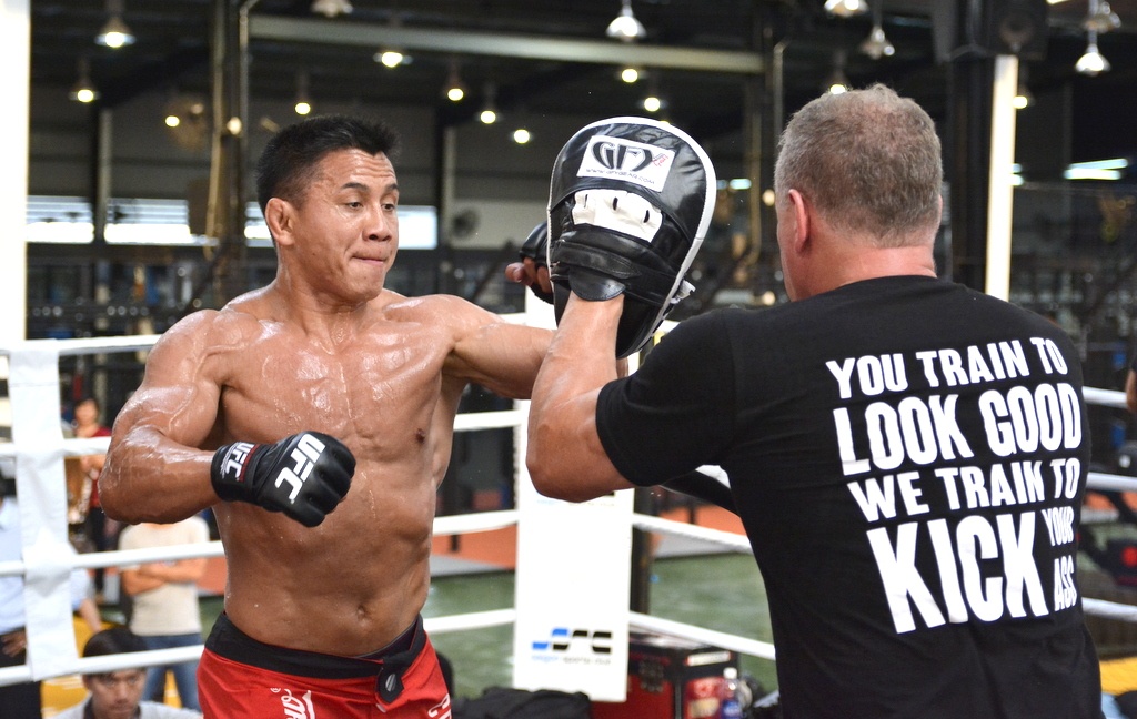 Bi cam thi dau 9 thang, Cung Le phan ung manh me hinh anh