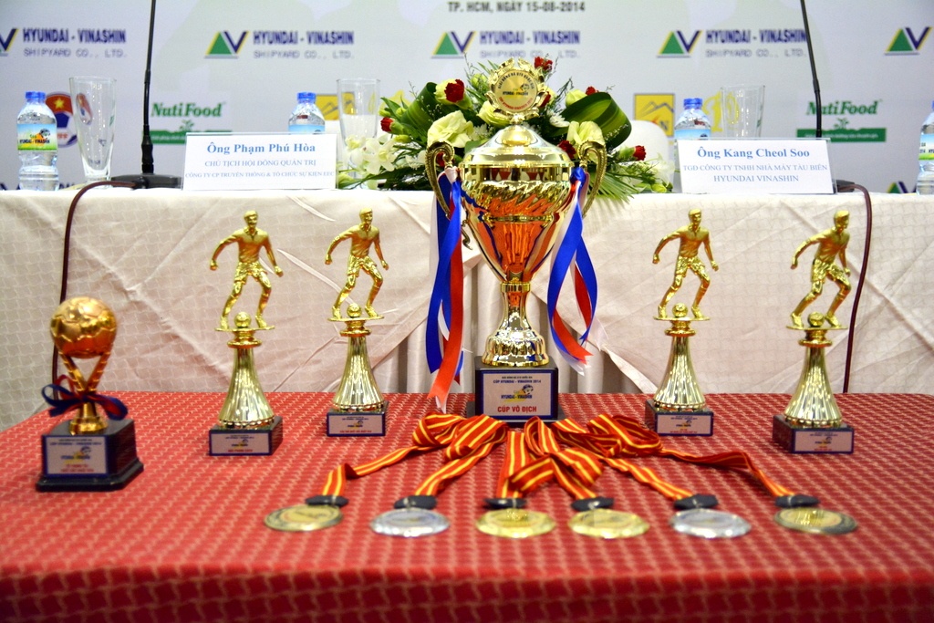 Cúp vô địch, huy chương và các phần thưởng cá nhân tại giải.