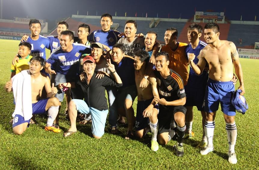 Niềm vui của các cầu thủ Cần Thơ và lãnh đạo đội bóng. Trong đội hình Cần Thơ có khá nhiều cầu thủ từng chơi ở V.League như thủ môn Thế Anh, tiền vệ Duy Thanh...