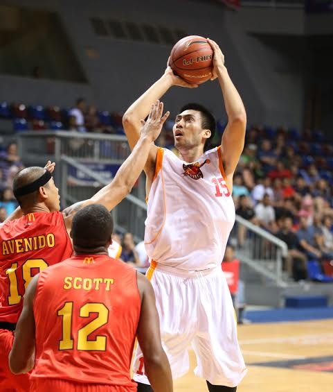 Saigon Heat tập trung số đông người ở khu vực phòng thủ khiến Indonesia Wawriorrs chỉ trông chờ nhiều vào những tình huống ném rổ 3 điểm.