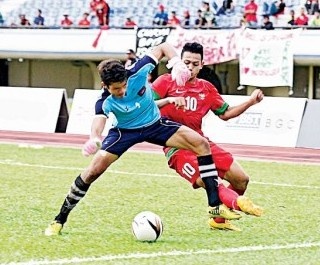 U21 Campuchia (áo xanh) được đánh giá cao khi đánh bại cả U21 Indonesia lẫn U21 Campuchia.