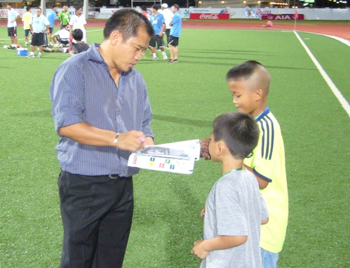 HLV Sasom Pobpraset có nhiều kinh nghiệm huấn luyện bóng đá đỉnh cao, từng góp mặt tại đấu trường châu lục.