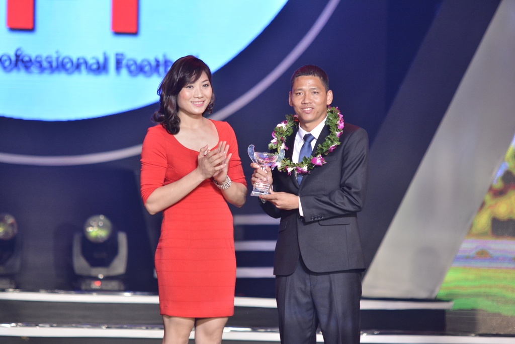 Hoa khoi bong chuyen trao giai cho cau thu so 1 V.League hinh anh