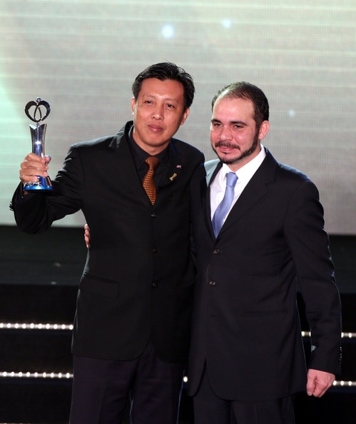 Zaw Zaw vừa có tiền, vừa có quyền lực và nhiệt tâm với bóng đá. Năm 2013, ông nhận được giải thưởng vì giấc mơ châu Á của AFC khi có công lớn