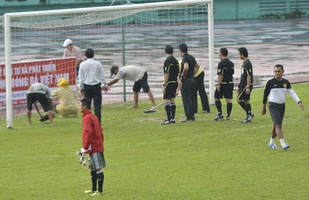 BTC sân Thống Nhất phải tát nước ở 2 đầu khung thành trước khi cho 2 đội ra sân thi đấu.