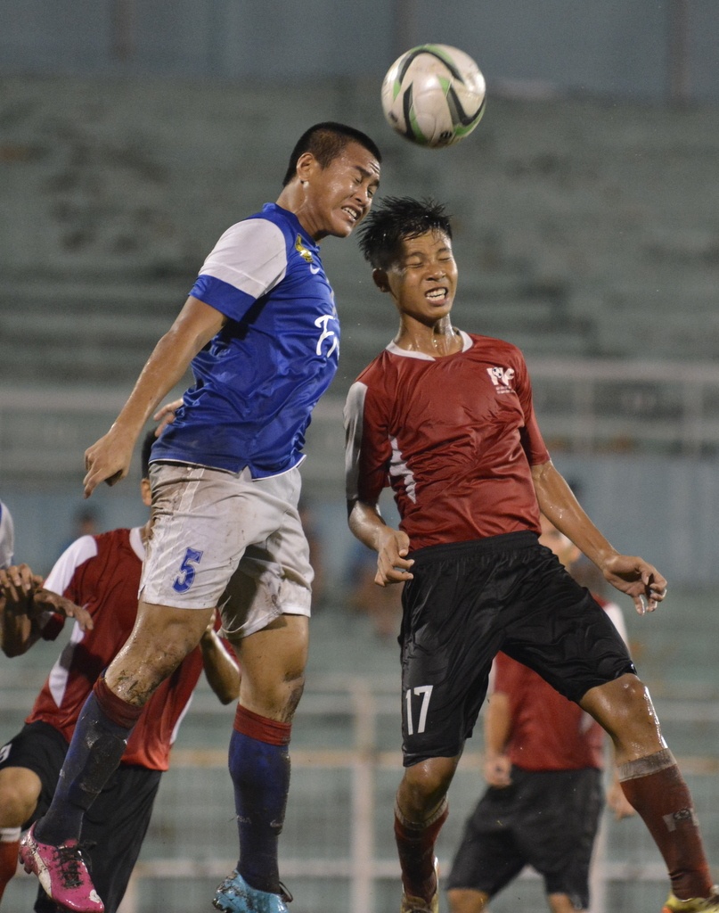 Trung vệ Ngọc Bảo đánh đầu ghi bàn gỡ hòa nhưng không thể giúp PVF tránh khỏi thất bại.