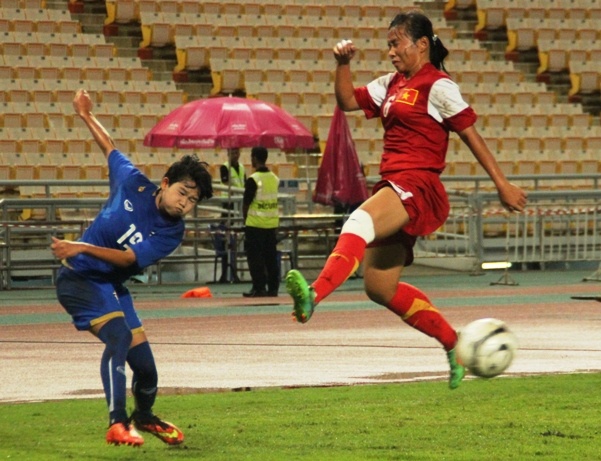 Thay thu mon bat phat den, U19 nu Viet Nam van thua Thai Lan hinh anh