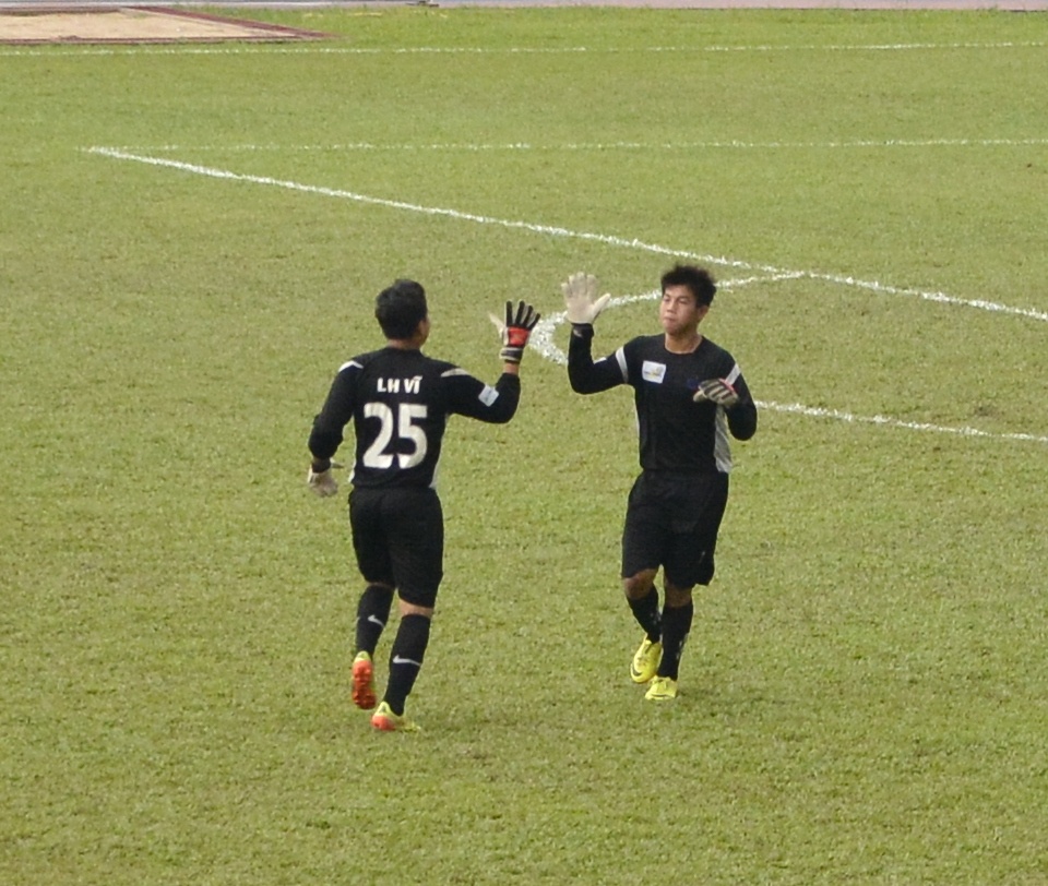 Hùng Vỹ vào thay Nhật Trường để bắt penalty.