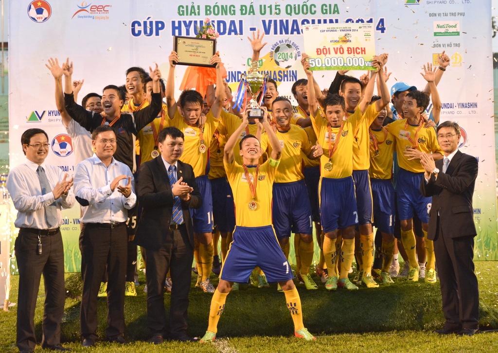 Thay nguoi nhu Van Gaal, U15 Dong Thap len ngoi vo dich hinh anh