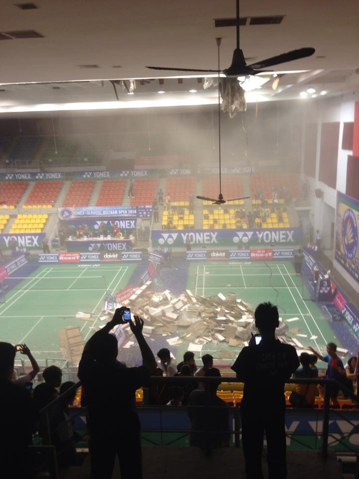 Sự cố diễn ra khiến bụi bay tứ tung trong nhà thi đấu, ảnh hưởng trực tiếp đến sân số 2 và số 3. Hiên BTC đang nỗ lực khắc phục hậu quả.