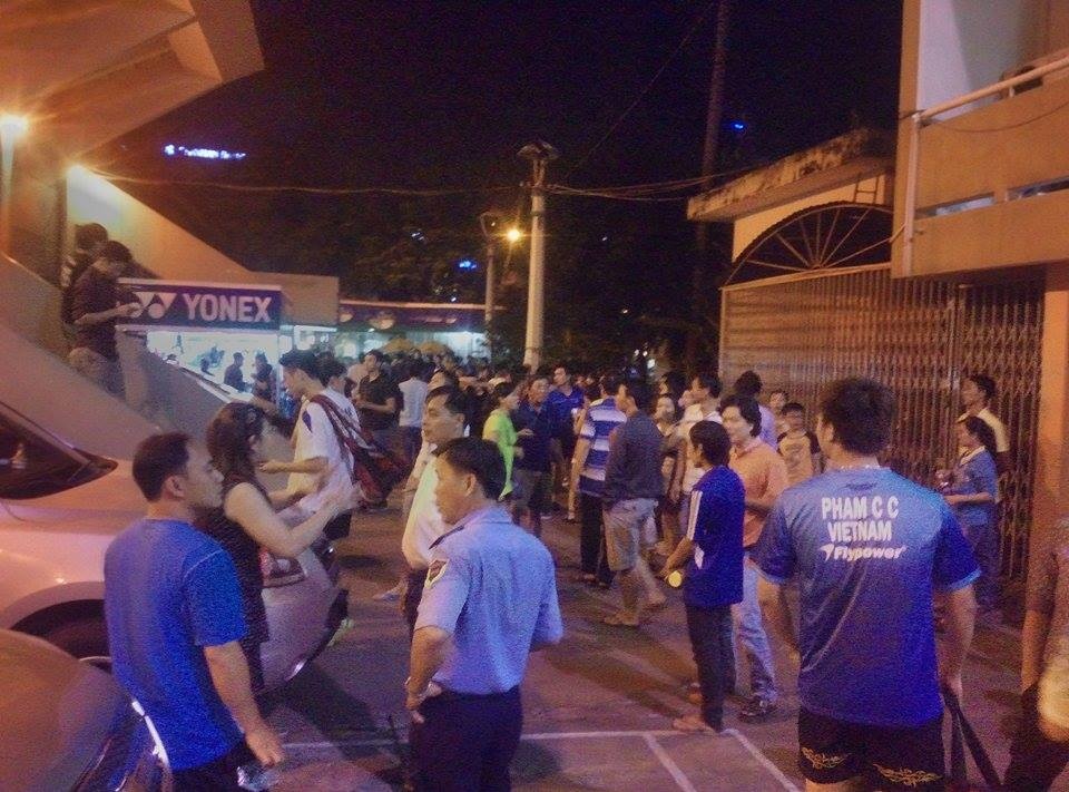 Các vận động viên chạy tán loạn hết ra bên ngoài.