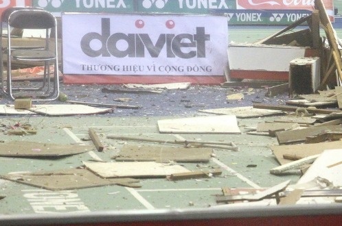 Mảnh vỡ từ trần nhà văng tứ tung.