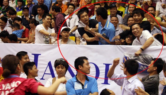 Các khán giả giành giật, cãi nhau giành 2 chiếc vợt mà các tay vợt quốc tế ném lên khán đài. Ảnh: An ninh Thủ đô.