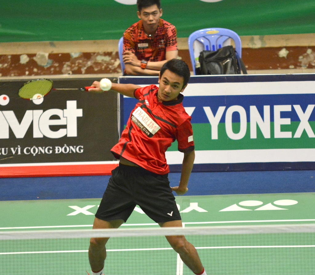 Azizan dù thi đấu cố gắng nhưng anh còn kém xa Tiến Minh về đẳng cấp.