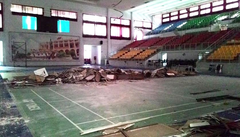 Tam dong cua nha thi dau bi sap tran hinh anh