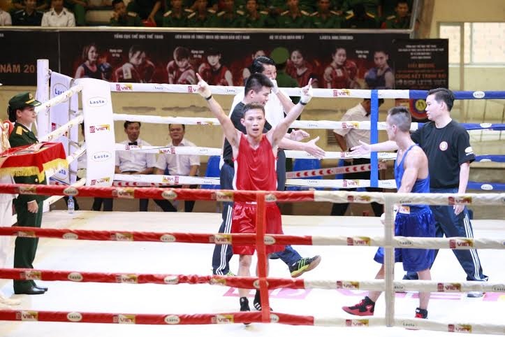 Trần Quốc Việt bảo vệ thành công ngôi vô địch dù bị đánh toét mắt ở hiệp 1.