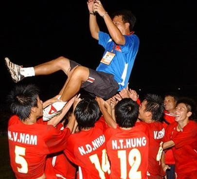 HLV Nguyễn Mạnh Cường dẫn dắt U20 Việt Nam vô địch năm 2007. Không chỉ các cầu thủ, bản thân ông cũng rất lận đận khi mất việc ở đội Quảng Nam và về sau yên phận làm đào tạo trẻ ở PVF.