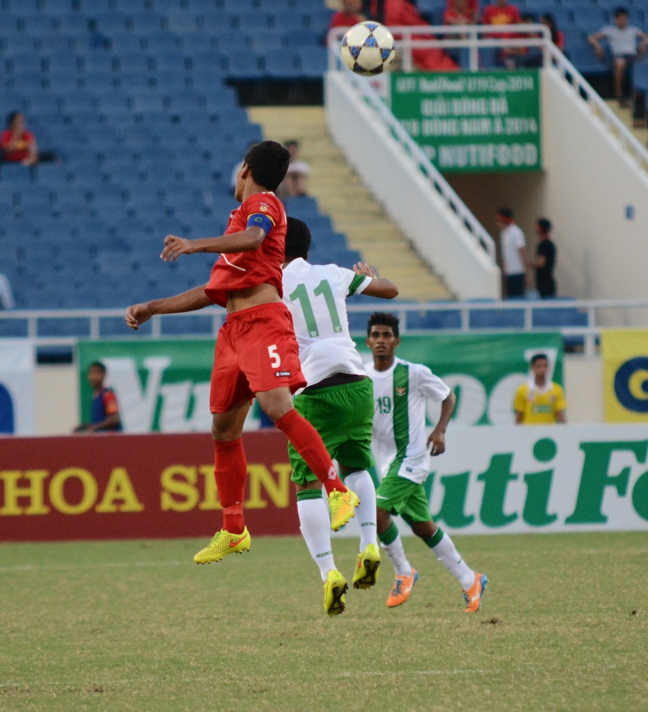 Lưng áo của U19 Indonesia (áo trắng) không in tên các cầu thủ theo đúng quy cách của AFF.