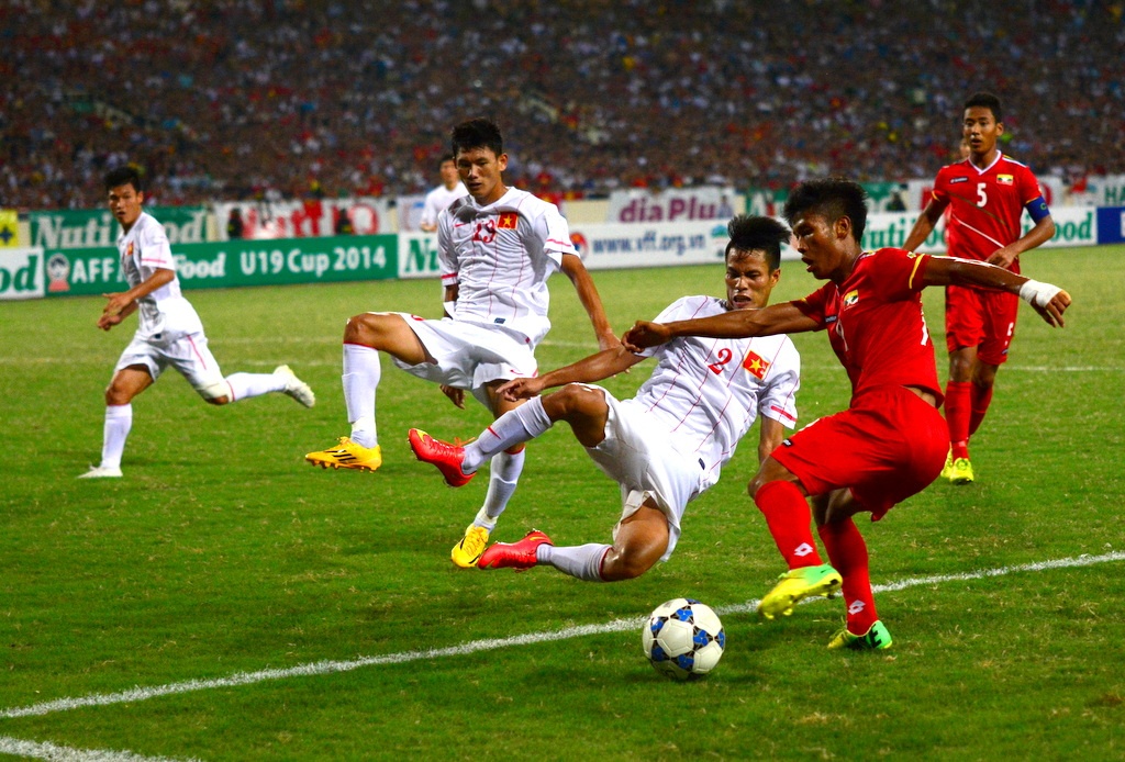 Cánh phải của Lê Văn Sơn và Văn Long liên tục bị U19 Myanmar khai thác.