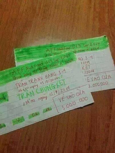 Tấm ảnh hài hước được các cổ động viên chia sẻ trên mạng. Họ ao ước được xem U19 Việt Nam thi đấu nhưng không có vé nên tự tay làm 1 tấm vé có mệnh giá đến 3 triệu đồng/vé tại khán đài A.