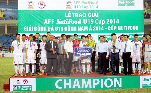 VFF dung 1 ty dong lam so tiet kiem cho gia dinh cau thu hinh anh