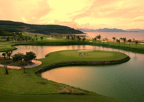 Cảnh quan tuyệt đẹp của sân golf Vinpearl Nha Trang. giải đấu này là sự kiện lớn nhất trong năm tại đây nhằm tri ân khách hàng