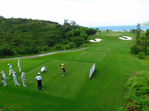 Thuong xe 1,4 ty cho cu hole-in-one o giai golf Nha Trang hinh anh