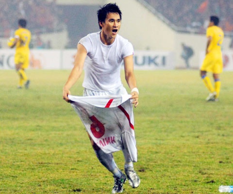 Viet Nam danh bai Thai Lan 2-1 ngay tren san khach o tran chung ket luot di AFF Cup 2008. hinh anh