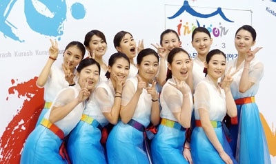 Thanh vien U23 Iran quay roi nu tinh nguyen vien Han Quoc hinh anh