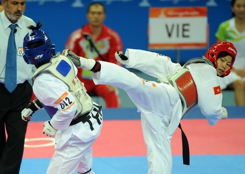 Đó là trường hợp của Nguyễn Thị Hoài Thu ở môn taekwondo, hạng cân 53kg tại ASIAD 2010. Khi đó, Hoài Thu có cơ hội đoạt HCV rất cao khi đối thủ của cô trong trận chung kết là đối thủ vô danh người Thái Lan Phongsri. Võ sỹ Việt Nam sớm vươn lên dẫn 3-1 khi hết 2 hiệp đấu đầu tiên. Bất ngờ bắt đầu xảy ra khi Hoài Thu vô tình chạm vào mặt Phongsri và võ sỹ này dung tiểu xảo lăn đùng ra sân, vừa giảm hưng phấn của đối thủ, vừa nhận được chỉ đạo từ HLV. Ngay khi trở lại thi đấu, Phongsri tận dụng sơ hở của Hoài Thi, tung ra đòn hiểm ghi được 3 điểm, dẫn lại 4-3. Sự chủ quan khi thấy đối thủ nằm thảm đã khiến Hoài Thu mất HCV rất đáng tiếc.