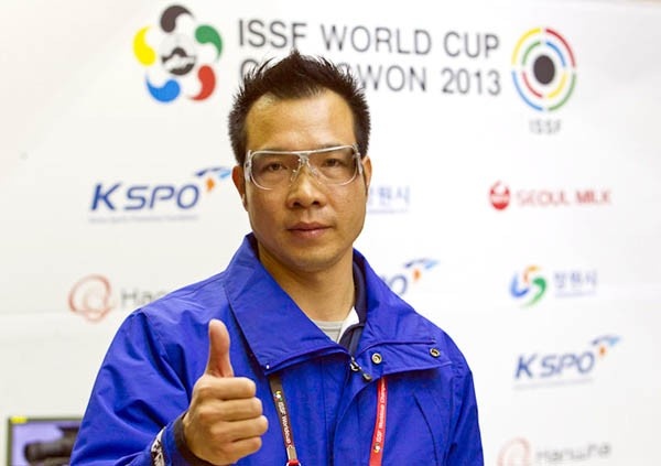 Sự cố hy hữu này tiếp tục xảy ra với Hoàng Xuân Vinh tại ASIAD 2010 tại Quảng Châu, Trung Quốc. Ở nội dung 25m súng ngắn ổ quay, Hoàng Xuân Vinh đạt đến 872 điểm ở loạt bắn chậm, dẫn đầu bảng xếp hạng. Sang loạt bắn nhanh, Vinh tiếp tục xuất phát ấn tượng với tổng điểm là 99 điểm ở 10 viên đầu tiên. Đến loạt bắn 10 viên tiếp theo, anh bắt đầu mất bình tĩnh khi chỉ được 97 điểm và có đến hai điểm 8 ở loạt bắn 10 viên cuối cùng trước khi đến viên thứ 10 quyết định. Trước khi bước vào bắn viên đạn cuối cùng, anh hơn đối thủ xếp sau 4 điểm. Tuy nhiên, khi chưa kịp bắn, Vinh bất ngờ để súng cướp cò, bắn sai mục tiêu. Kết quả, từ vị trí dẫn đầu, Vinh phải nhận vị trí 13 chung cuộc. Và sau đó anh cùng đồng đội trắng tay huy chương đồng đội.