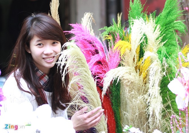 Ngoài tài năng, Thúy Vi còn có khuôn mặt rất khả ái. Thời gian rảnh cô thích lượn phố, shopping...