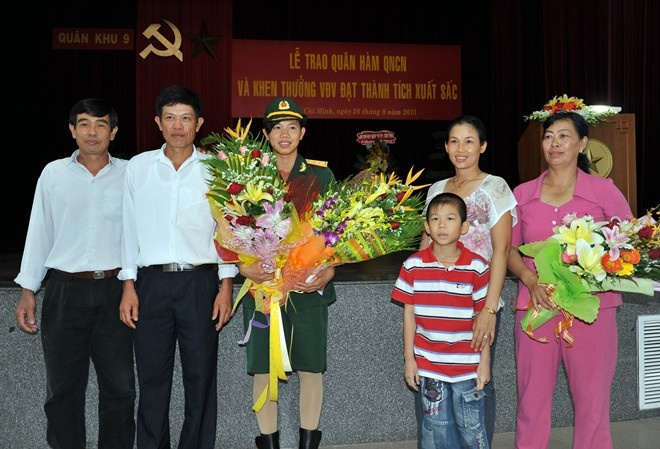 Tháng 8 năm ngoái, Ánh Viên đã được Bô tư lệnh Quân khu 9 đặc cách phong quân hàm Thượng úy nhờ những thành tích đặc biệt xuất sắc trong môn bơi.