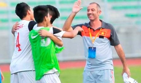 Thay Giom di hoc de dan dat sao U19 du V.League 2015 hinh anh